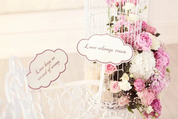 Beautiful wedding flowers with qoutes about Love — Stock Photo, Image