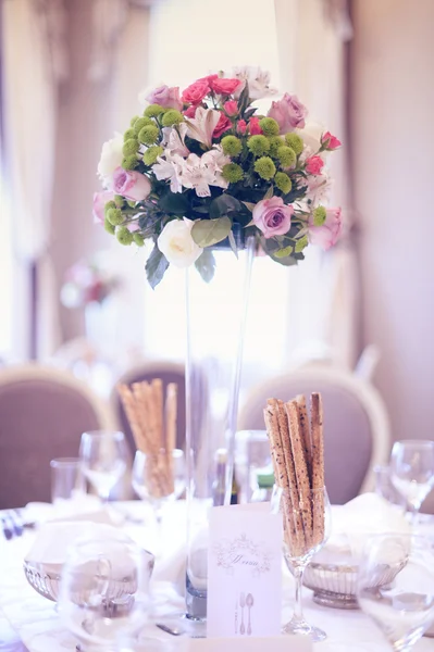 Mesa de casamento lindamente decorado — Fotografia de Stock