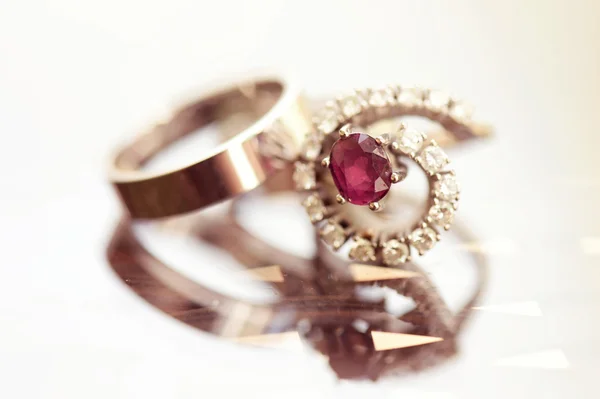 美丽的婚礼和订婚戒指 — 图库照片
