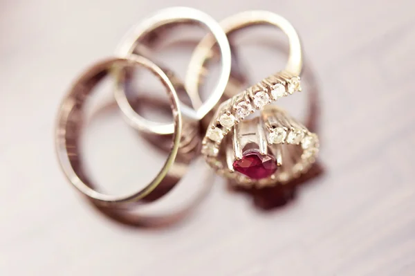 Hermosos anillos de boda y compromiso — Foto de Stock