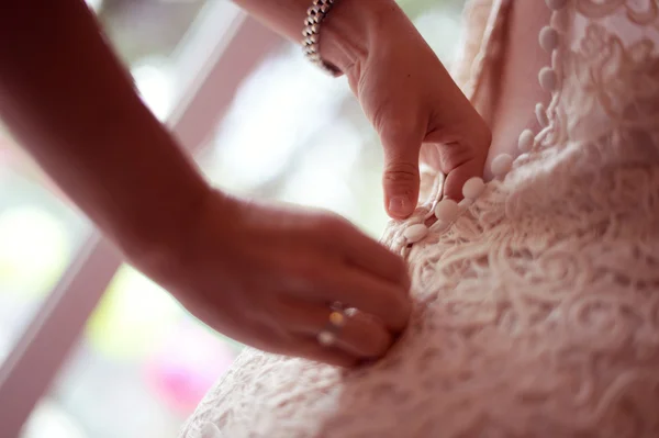 Dama de honor ayudando a la novia con el vestido de novia —  Fotos de Stock