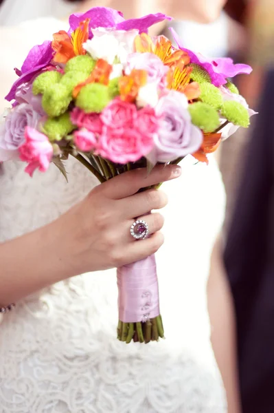 Sposa tenendo il suo bouquet di nozze — Foto Stock