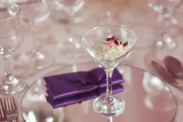 Un vaso con aperitivo en la mesa de bodas — Foto de Stock