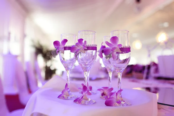 Cuatro copas de vino en un día de bodas — Foto de Stock