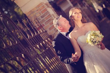 Gelin ve damat parkta