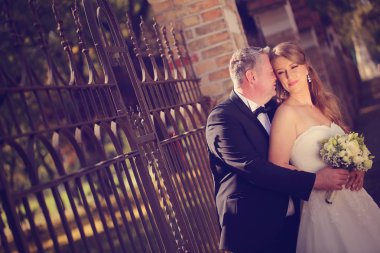 Gelin ve damat parkta