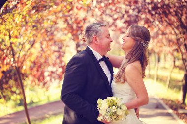 Gelin ve damat bir sonbahar gününde