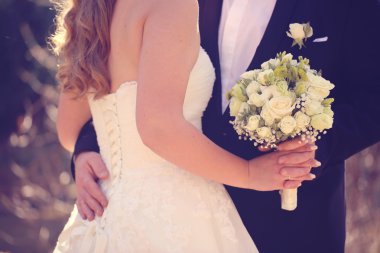 Gelin düğün buketini tutuyor.