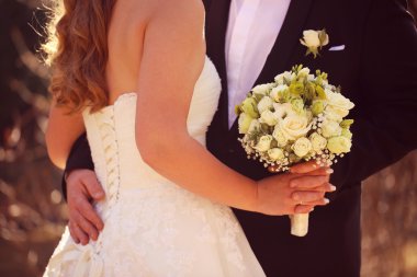 Gelin düğün buketini tutuyor.