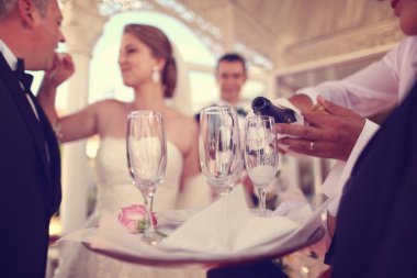 Gelin ve damat şampanyalı kutlama onların düğün günü