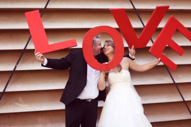 Gelin ve damat tutarak büyük kırmızı aşk mektupları