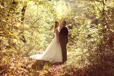 Gelin ve damat ormanda
