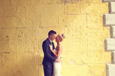 Gelin ve damat faceing sarı bir duvar