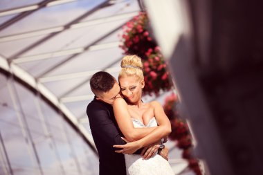 Gelin ve damat metalik bir köprü