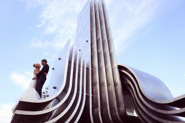 Gelin ve damat mimari metal parçası üzerinde oturan