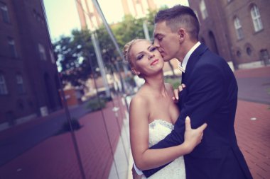 kissing de bruid bruidegom