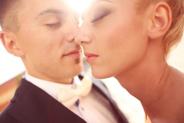 Gelin ve damat güneş ışığı altında portresi