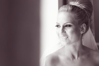 Siyah beyaz portre pencere yakınındaki bir gelin