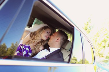 Gelin ve damat arabada eğleniyor