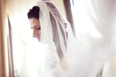 Peçe ile kaplı bir gelin portresi
