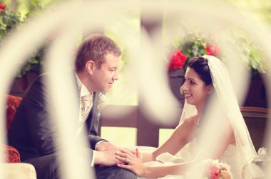 Gelin ve damat güzel dekore edilmiş bir odada