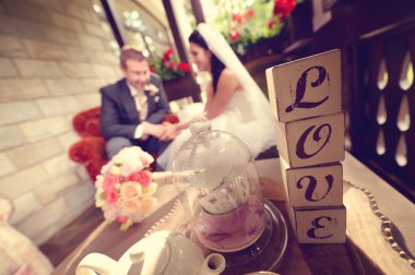 Gelin ve damat güzel dekore edilmiş bir odada