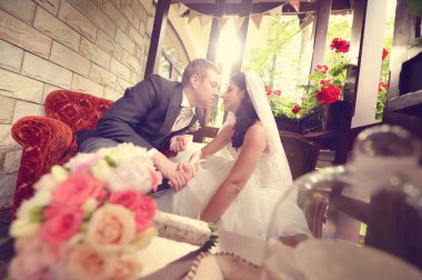 Gelin ve damat güzel dekore edilmiş bir odada