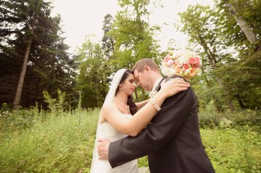 Gelin ve damat ormanda