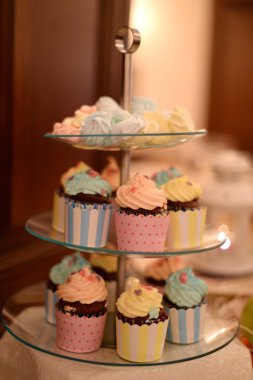 Lezzetli kek yuvarlak plaka üzerinde