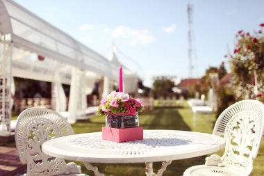 Mum ve vintage beyaz masaya çiçek