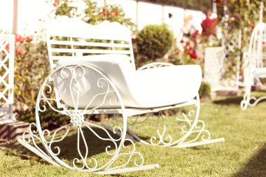 Bahçedeki metal tezgah