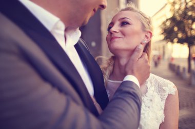 Gelin ve damat birbirine bakarak