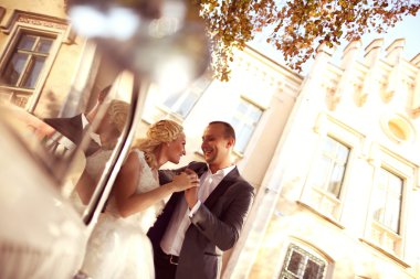 Gelin ve damat bir araba yakın: