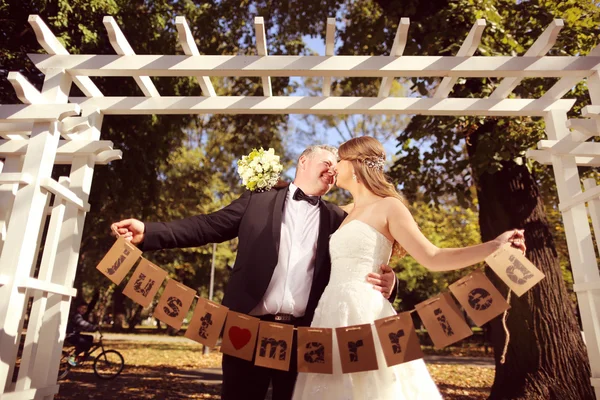 Couple holding Just Married signs — Stock Photo, Image