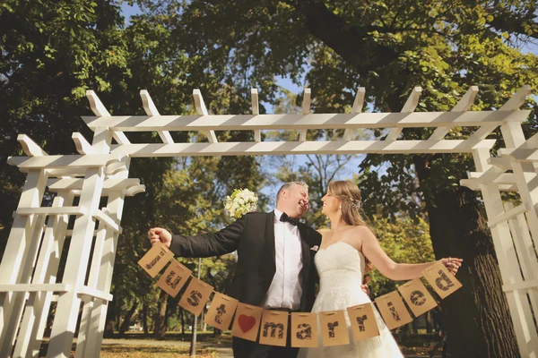 Pareja sosteniendo solo signos casados — Foto de Stock