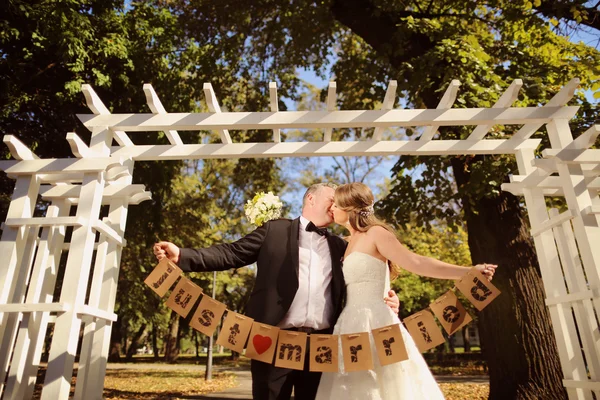 Paar hält gerade verheiratete Zeichen — Stockfoto