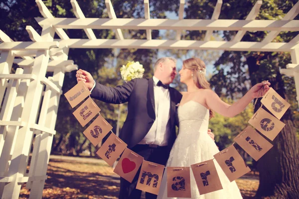 Pár gazdaság házasok jelek — Stock Fotó