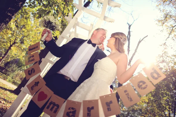 Couple holding Just Married signs — Stock Photo, Image