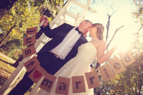 Paar hält gerade verheiratete Zeichen — Stockfoto
