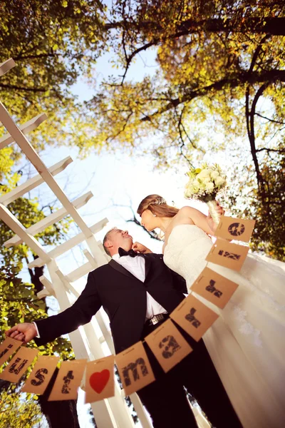 Couple holding Just Married signs — Stock Photo, Image