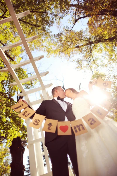 Pareja sosteniendo solo signos casados —  Fotos de Stock