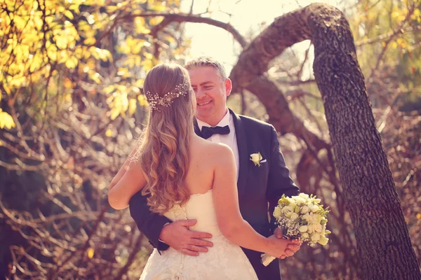 Nevěsta a ženich na podzimní den — Stock fotografie