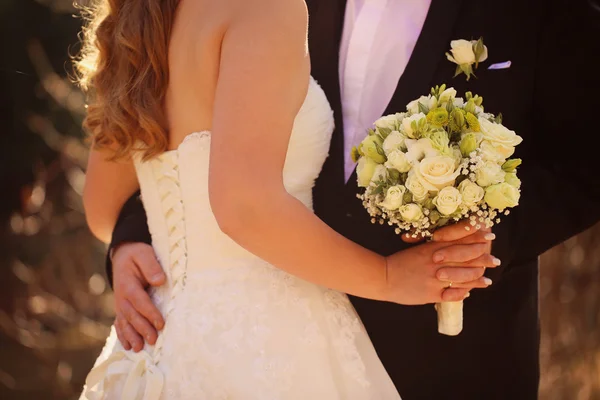 Brud som håller sin bröllopsbukett — Stockfoto