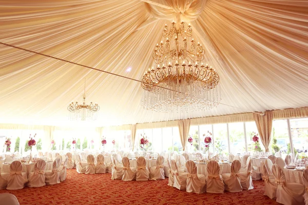 Mesas de boda bellamente decoradas — Foto de Stock