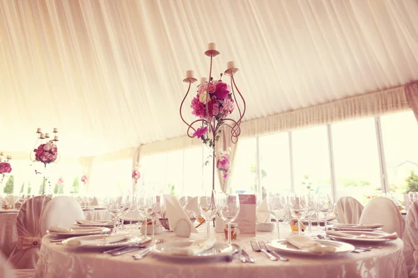 Mesas de boda bellamente decoradas — Foto de Stock