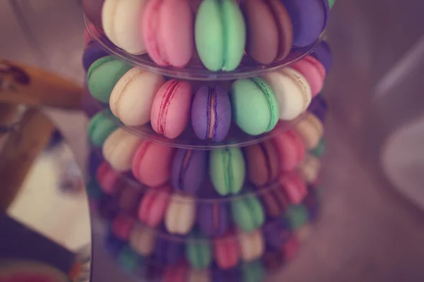 Delicious macaroons on a rounded plate — Stock Photo, Image