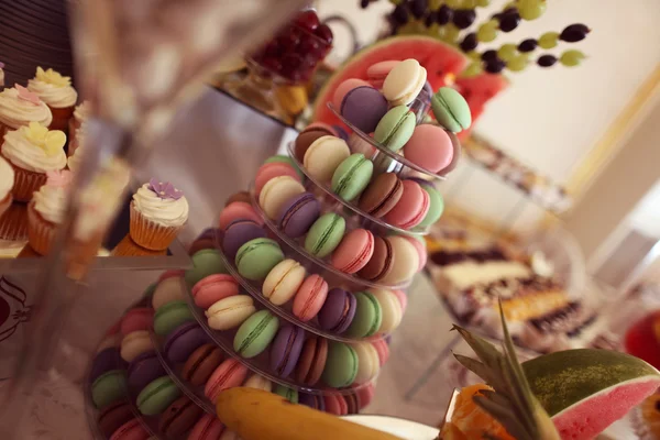 Delicious macaroons on a rounded plate — Stock Photo, Image