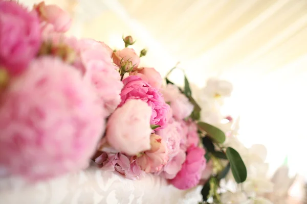 Schöne Pfingstrosen auf dem Hochzeitstisch — Stockfoto