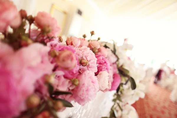 Belos peônias na mesa de casamento — Fotografia de Stock