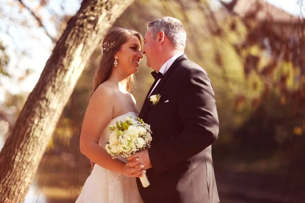 Bride and groom on a autumn day — Stock Photo, Image